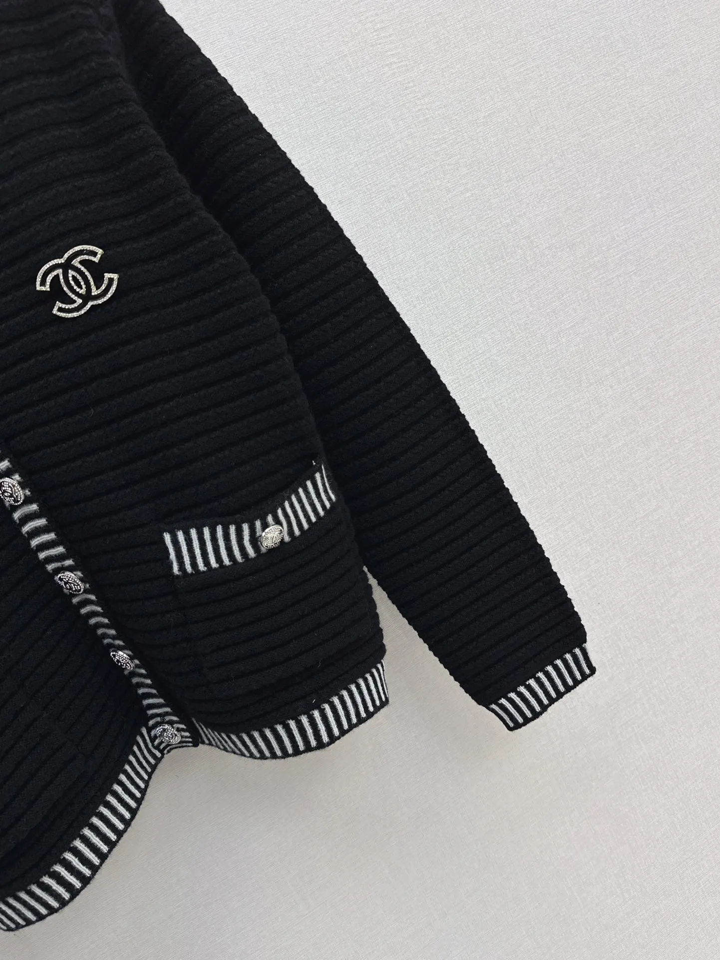 New contrast color V-neck logo knitted cardigan