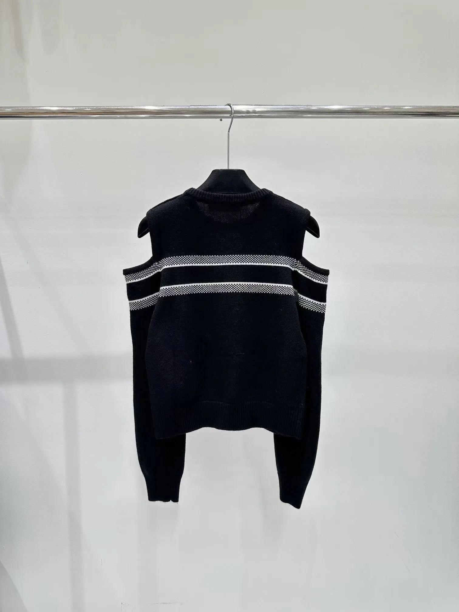 New round neck off-shoulder letter knitted top