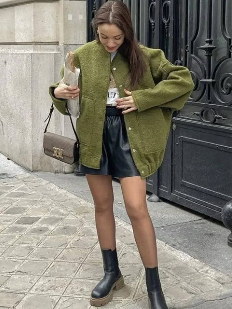 Oversized wool-like-likelen coat with round neckline and buttons - Stylish design for modern women
