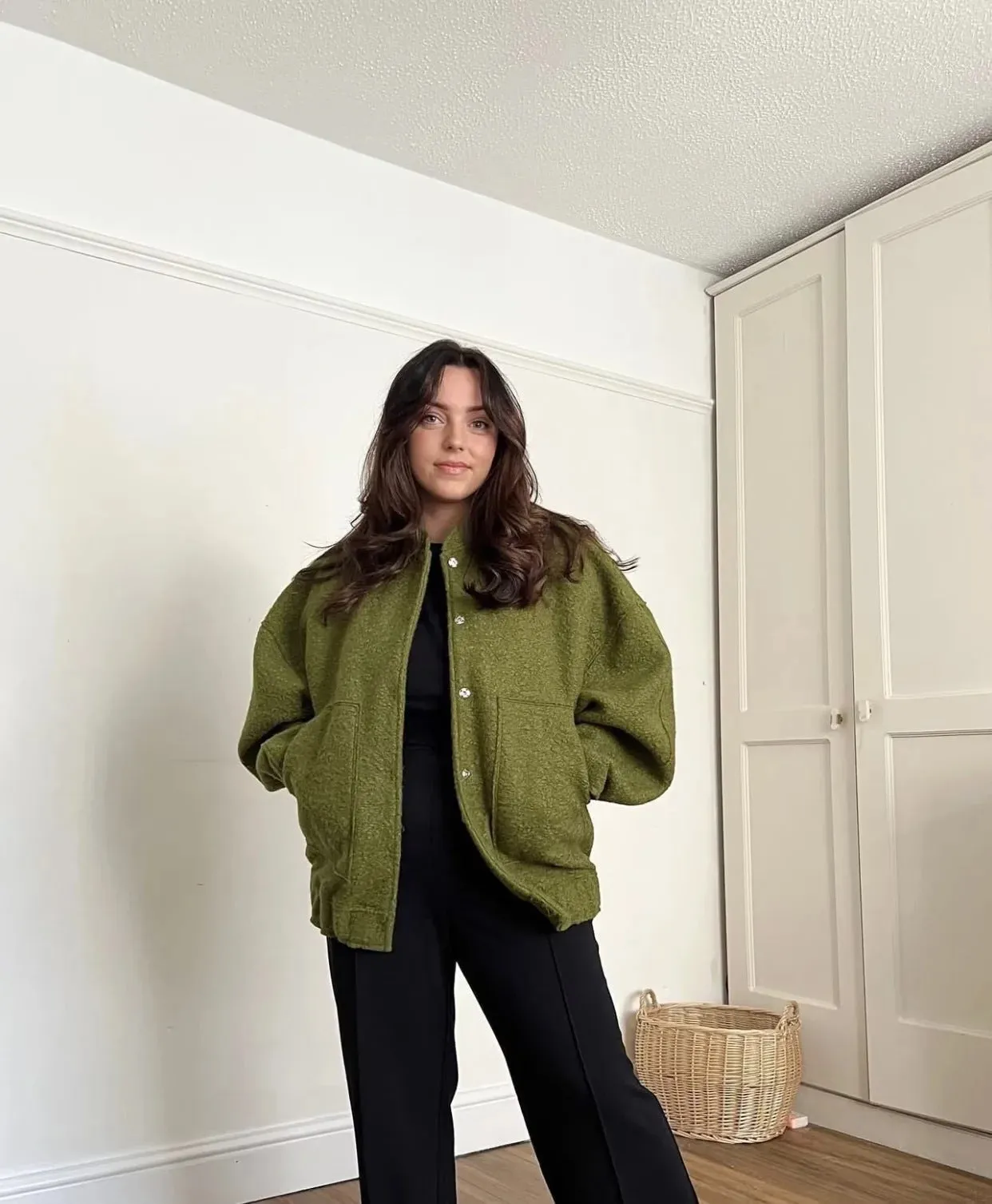 Oversized wool-like-likelen coat with round neckline and buttons - Stylish design for modern women