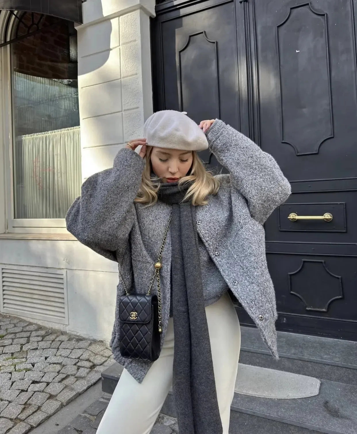 Oversized wool-like-likelen coat with round neckline and buttons - Stylish design for modern women