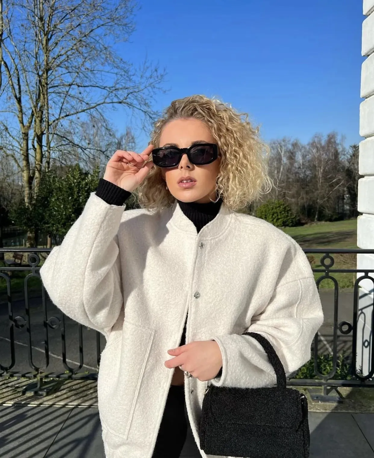 Oversized wool-like-likelen coat with round neckline and buttons - Stylish design for modern women