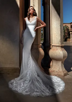 Pronovias: Arial